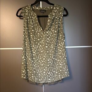 Green Sleeveless V-Neck Blouse with Delicate Print